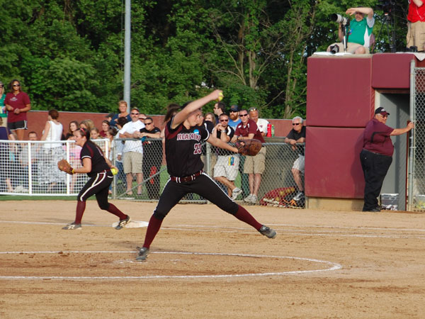 Read more about the article Maroon Softball Pitching